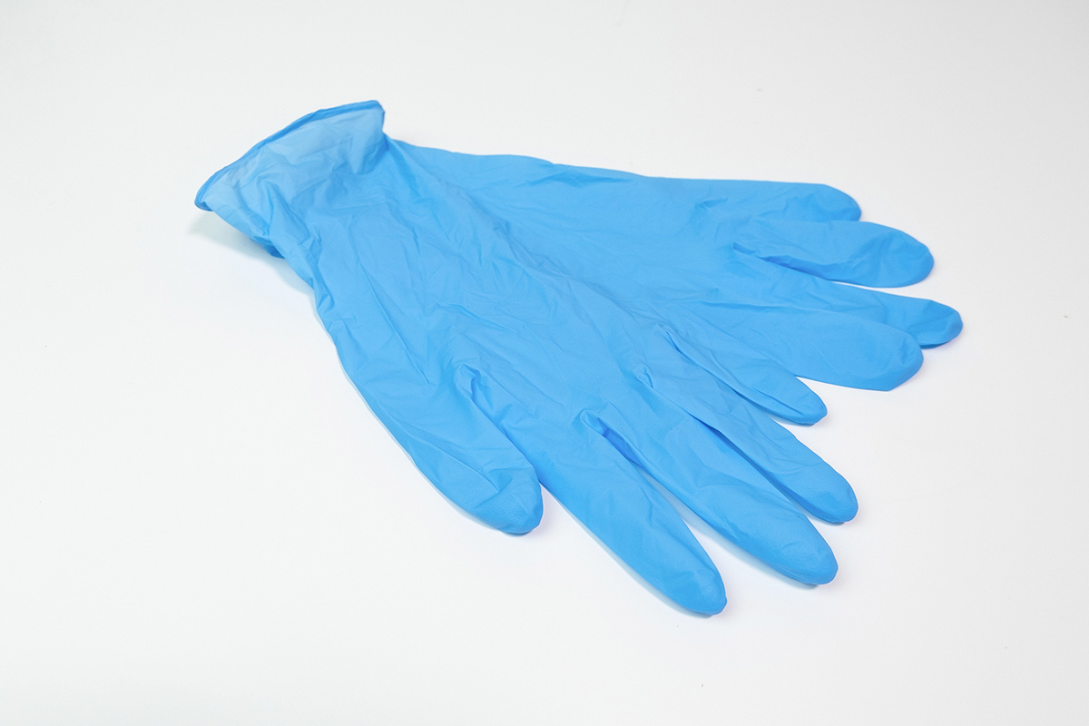 Barry Paterson / Shutterstock / FOTODOM📷Подготовьте чистую медицинскую перчатку. Пару можно купить в любой аптеке