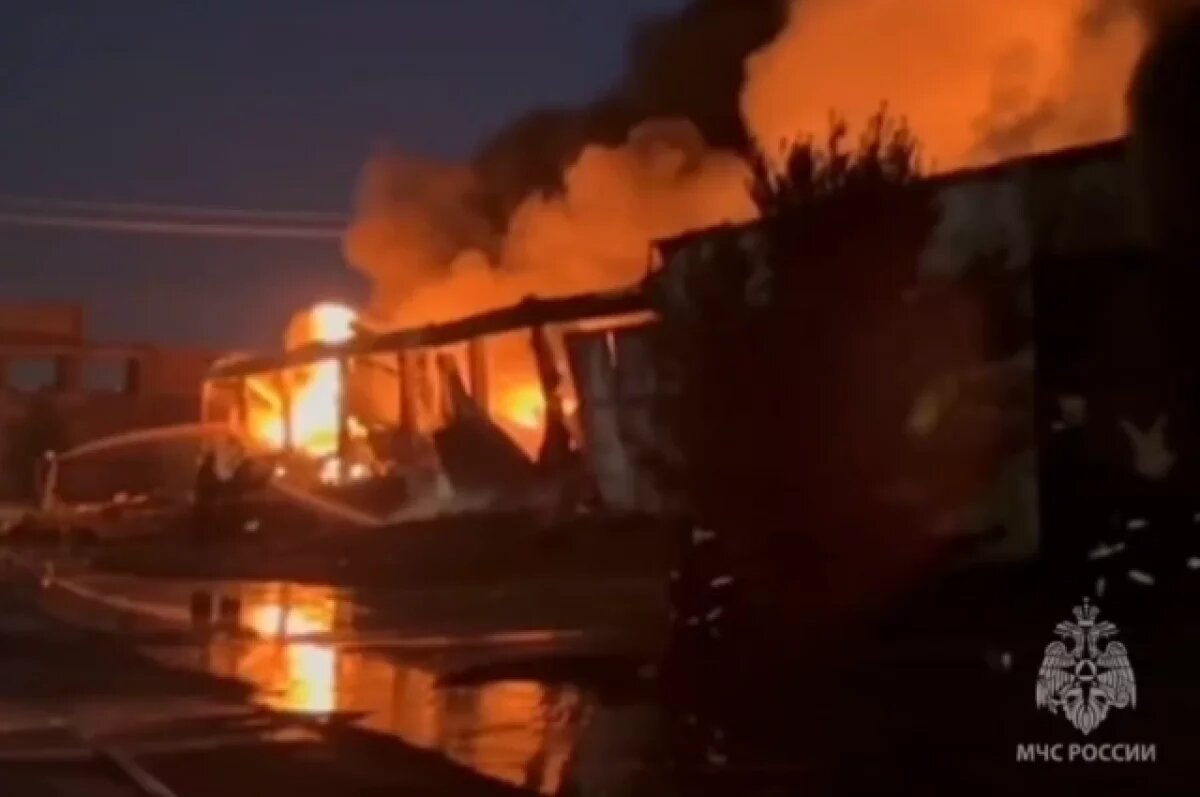    В Ленобласти ликвидировали открытое горение в ангаре на 1200 квадратах