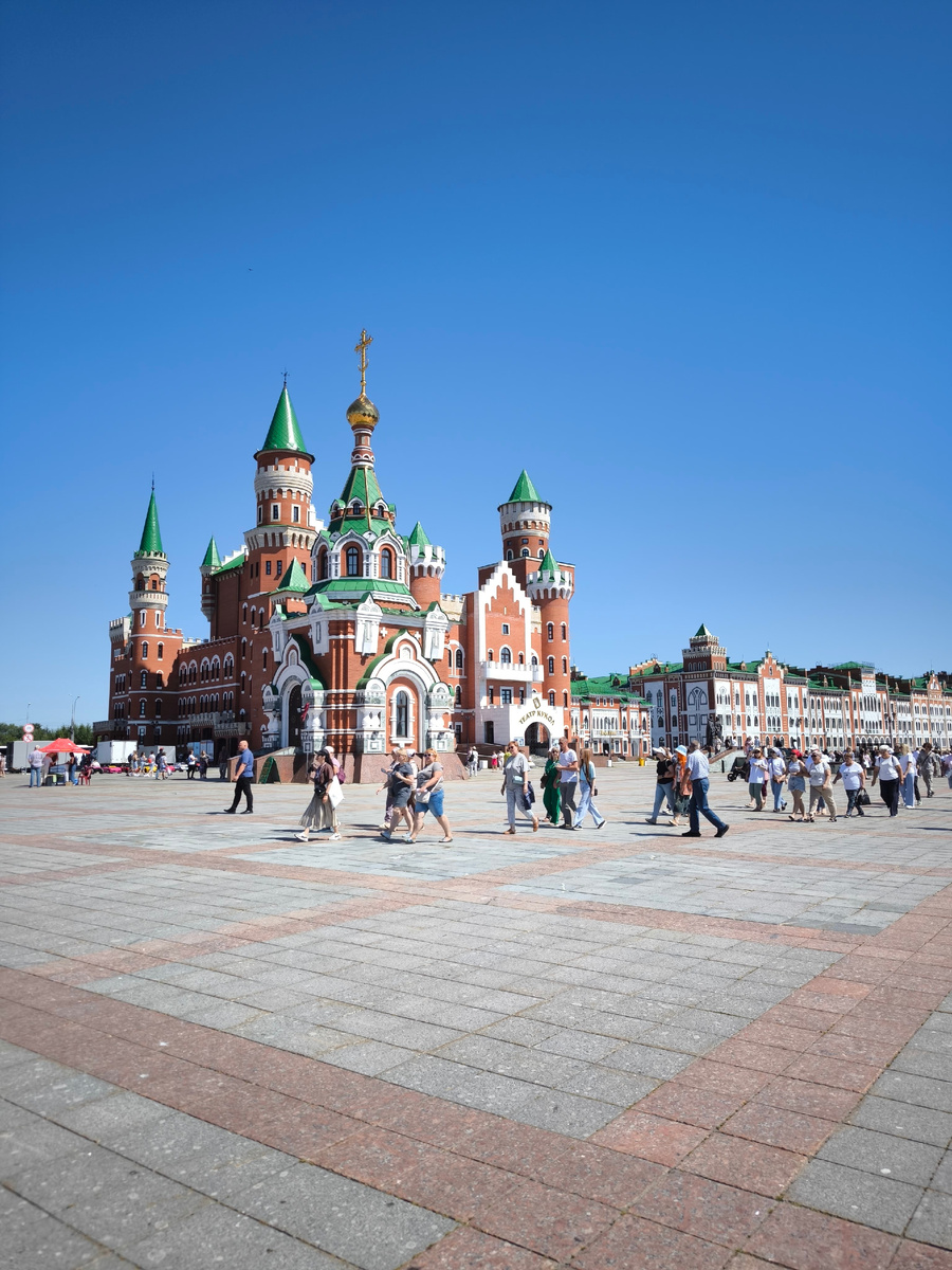 Йошкар-Ола. Патриаршая площадь и толпа туристов.