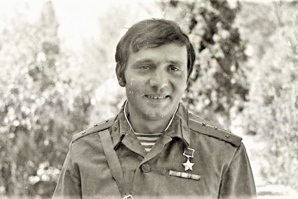    Тогда же, в мае 1981 года, был сделан этот снимок - Сергей Козлов в районе боевых действий. / Владимир Снегирев