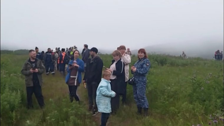 Люди находятся на возвышенности, ожидая, когда волны утихнут. Фото: telegram-канала губернатора Сахалинской области Валерия Лимаренко / t.me/limarenko_official/20029