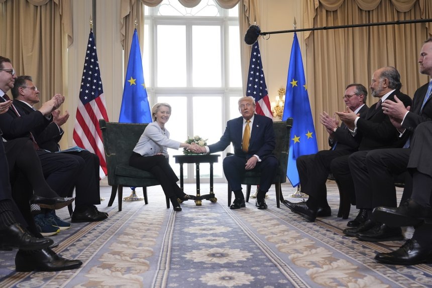 Председатель Еврокомиссии Урсула фон дер Ляйен и президент США Дональд Трамп во время встречи. AP/TASS