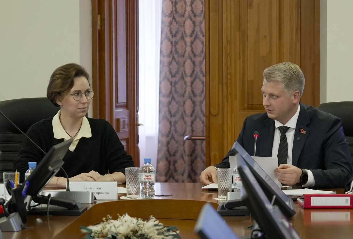 Александр Ивачёв в Избирательной комиссии Свердловской области подаёт документы на регистрацию