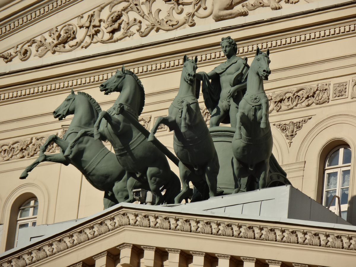Знаменитая Квадрига на фронтоне Большого театра. Выполнена из бронзы. Символизирует Триумф искусства. Фото автора