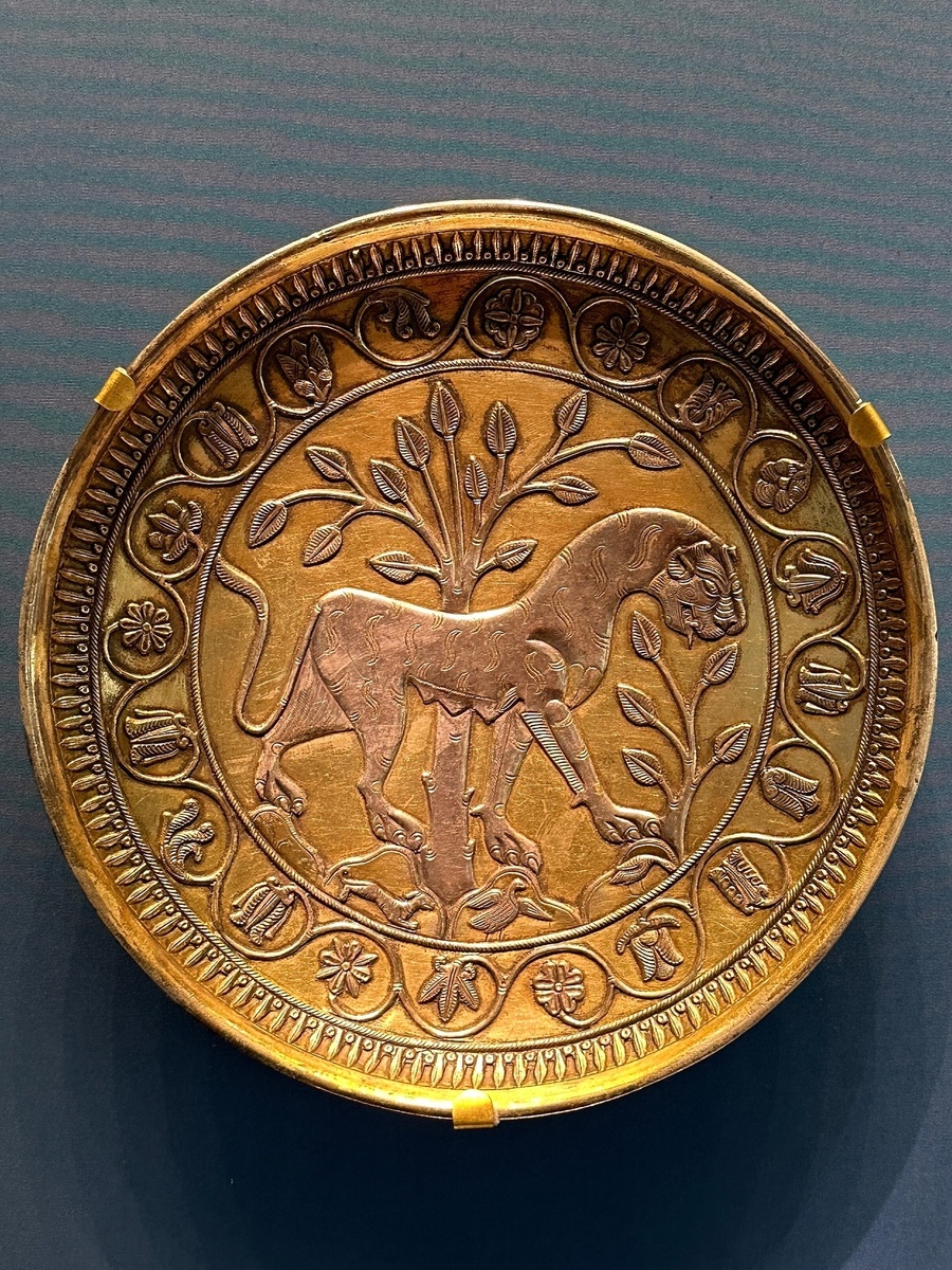Блюдо с изображением львицы. 7 в., Иран. Найдено в составе клада в Пермской губернии в 1907 г. Эрмитаж, СпБ.