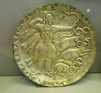 Блюдо серебряное с позолотой "Царь Пероз охотится в загоне на горных баранов". Сасанидский Иран, 5 в. Чердынский музей.