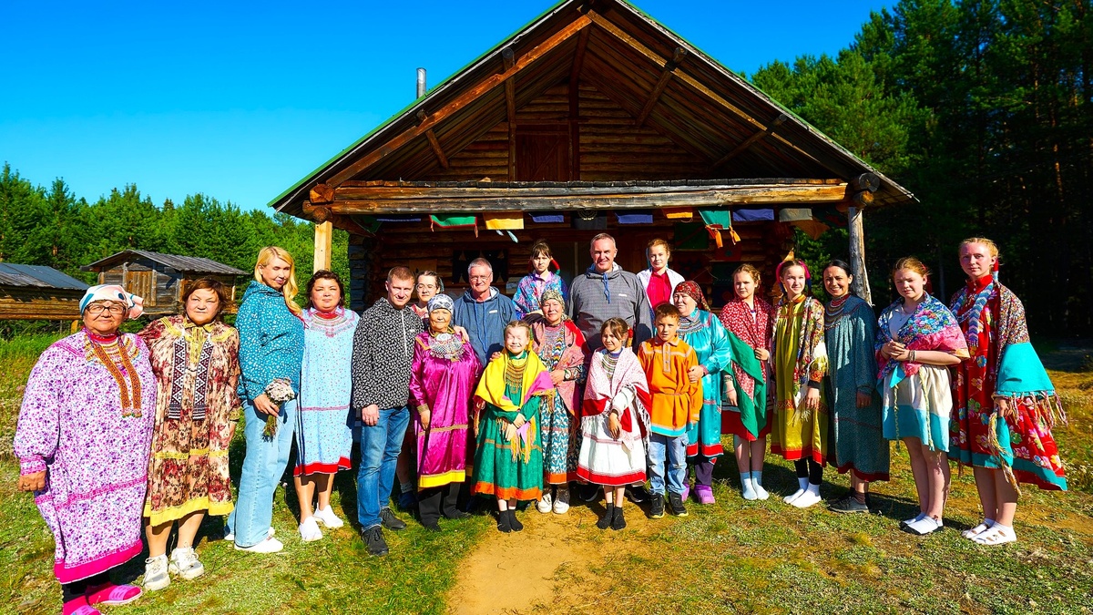    Губернатору Югры подарили национальную рубашку