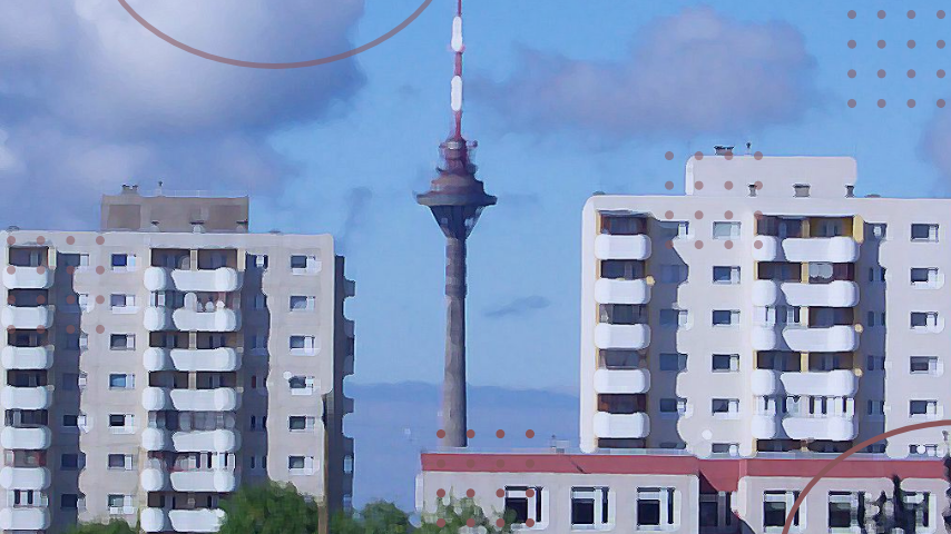 Телебашня во внешнем окружении дома