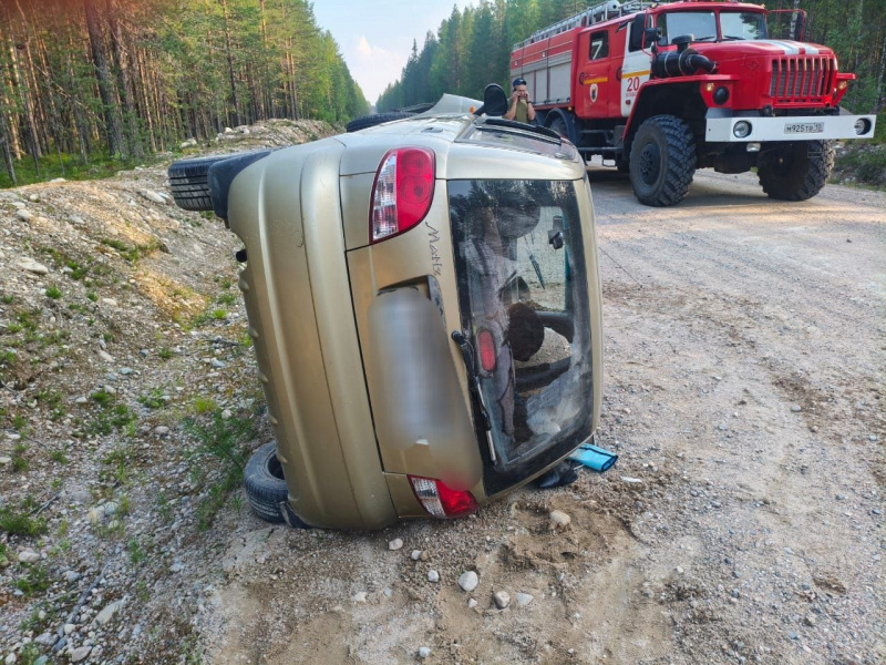    Скорая увезла женщину из малолитражки, упавшей в кювет на дороге в КарелииГосударственный комитет Карелии по ОЖ и БН