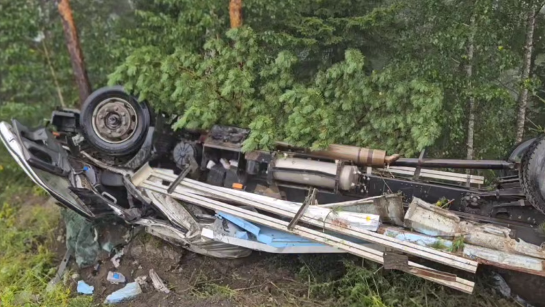     Грузовик улетел в кювет по дороге из Красноярска в Дивногорск: водитель погиб
