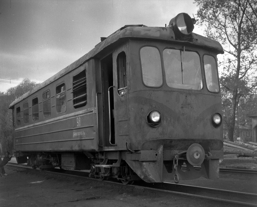 Посёлок Рахья. Узкоколейная железная дорога Ириновского торфопредприятия. Пассажирская автомотриса АС1-98 готовится к отправлению со станции. Фото: М. Нагибин, 1989 г.