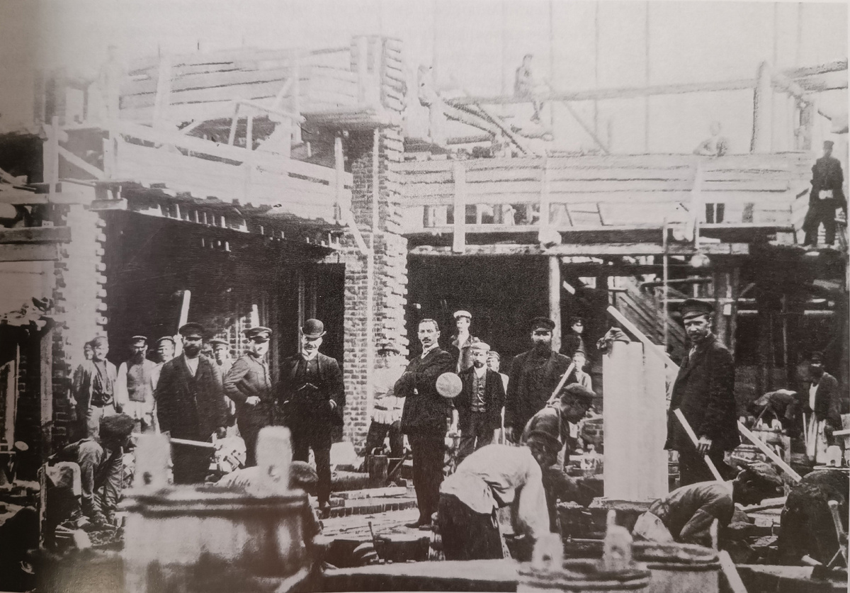 Строительство дома. В центре П. Ф. Алёшин (слева, в котелке) и П. Г. Бажанов. Слева от Алёшина М. Я. Федосов. Справа от Бажанова, на заднем плане, Е. Ф. Пирвиц