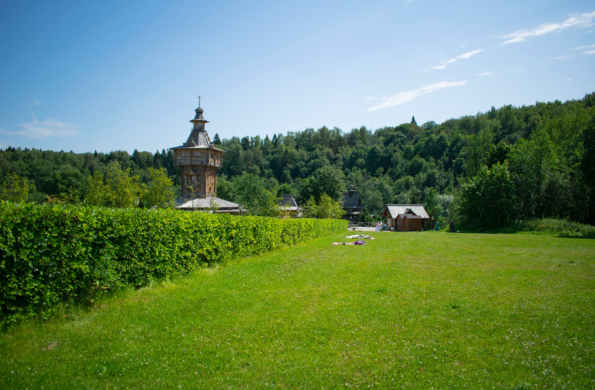 На территории комплекса «Гремячий ключ» расположены храмы, гостиница, трапезная и многое другое. Фотография автора статьи.
