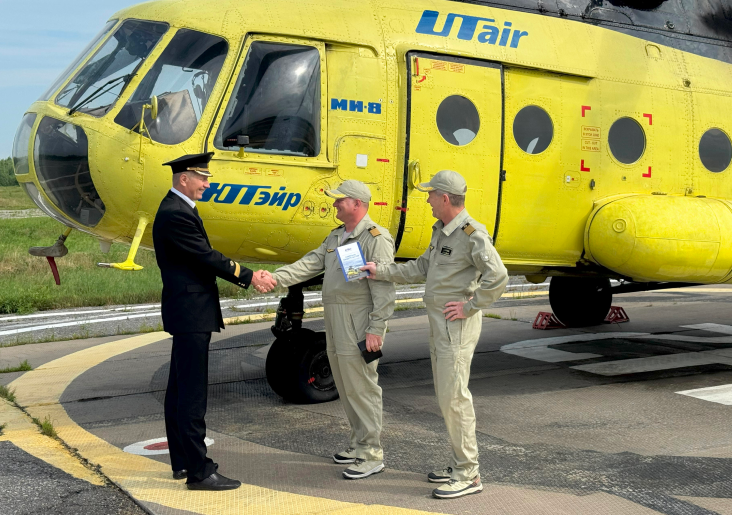 На фото слева направо: Андрей Овчаренко, командир летного отряда № 3
Роман Евсеев, командир ВС Ми-8 летного отряда № 3
Михаил Беляев, командир-инструктор ВС Ми-8 летного отряда № 3
