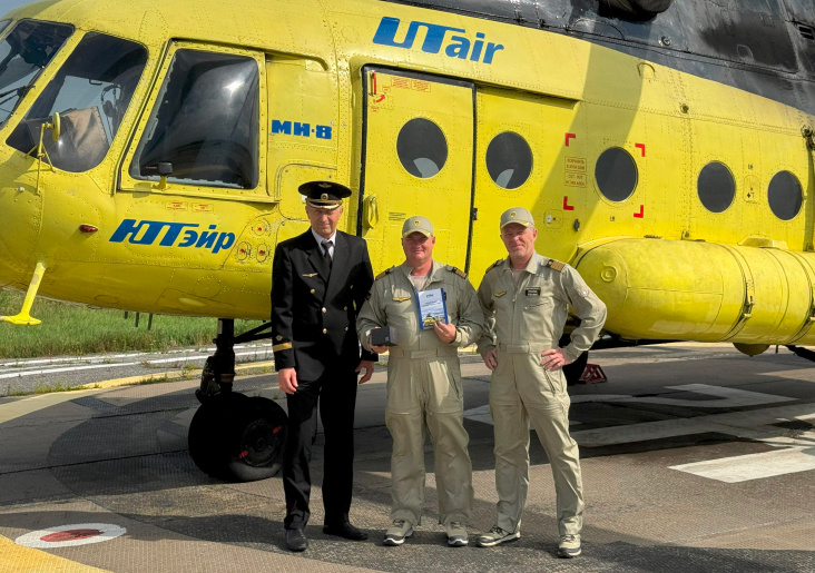На фото слева направо: Андрей Овчаренко, командир летного отряда № 3
Роман Евсеев, командир ВС Ми-8 летного отряда № 3
Михаил Беляев, командир-инструктор ВС Ми-8 летного отряда № 3
