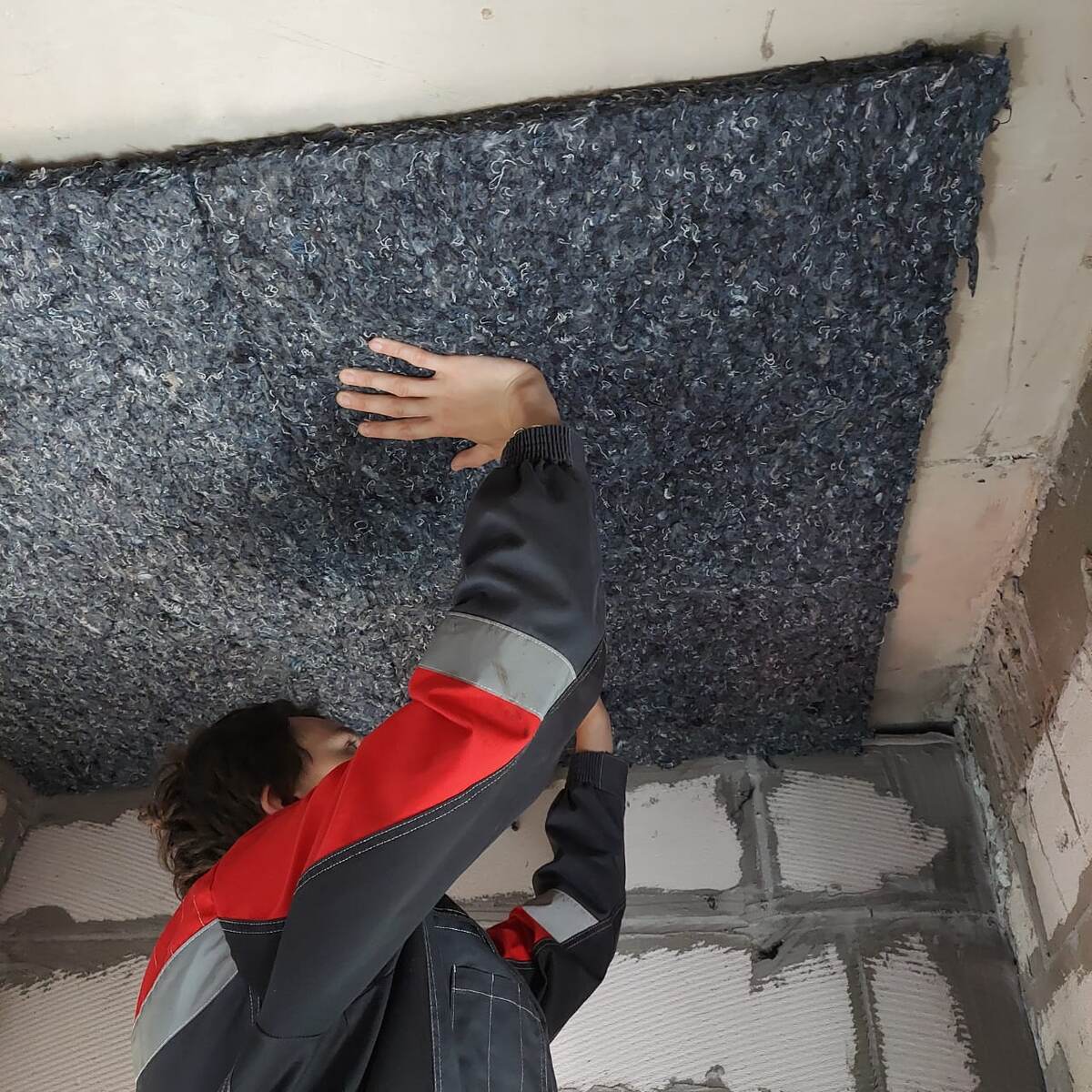 Монтаж звукоизоляционных самоклеющихся матов Экотеплин на бетонный потолок.