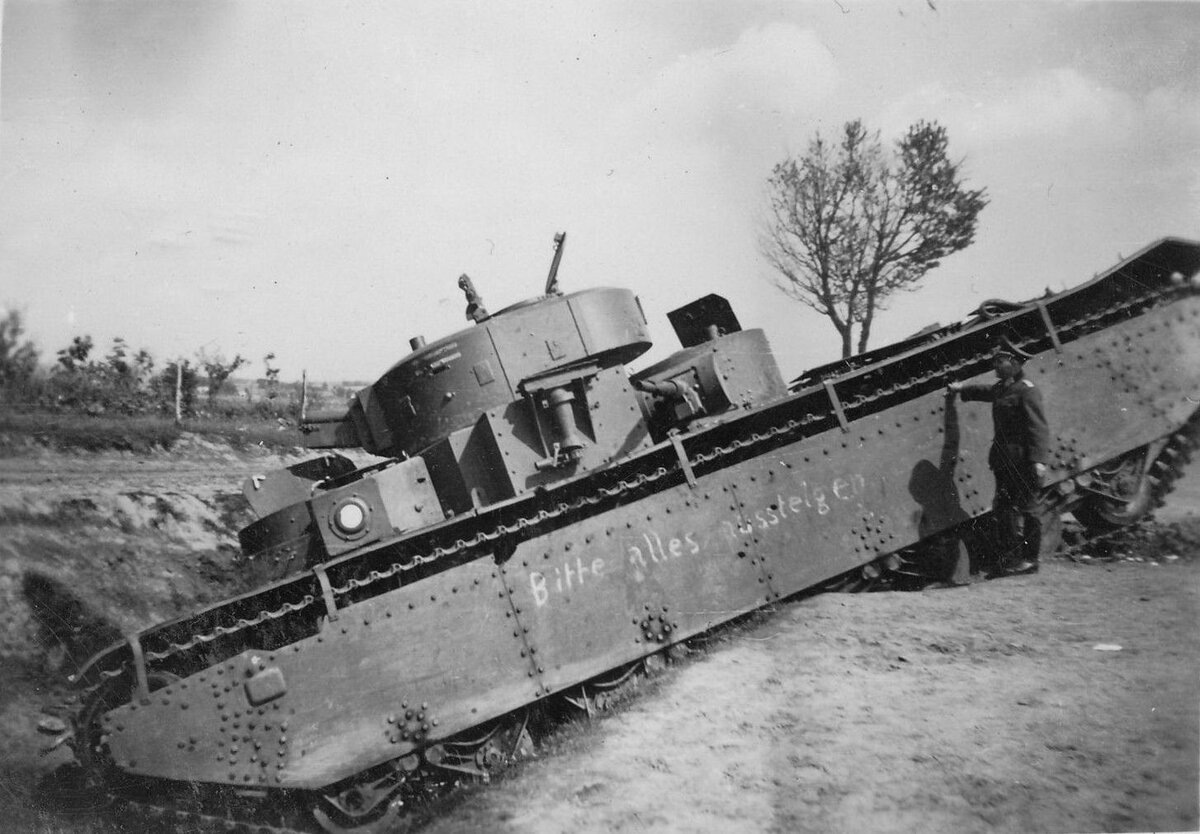 Советский танк Т-35 под Дубно.