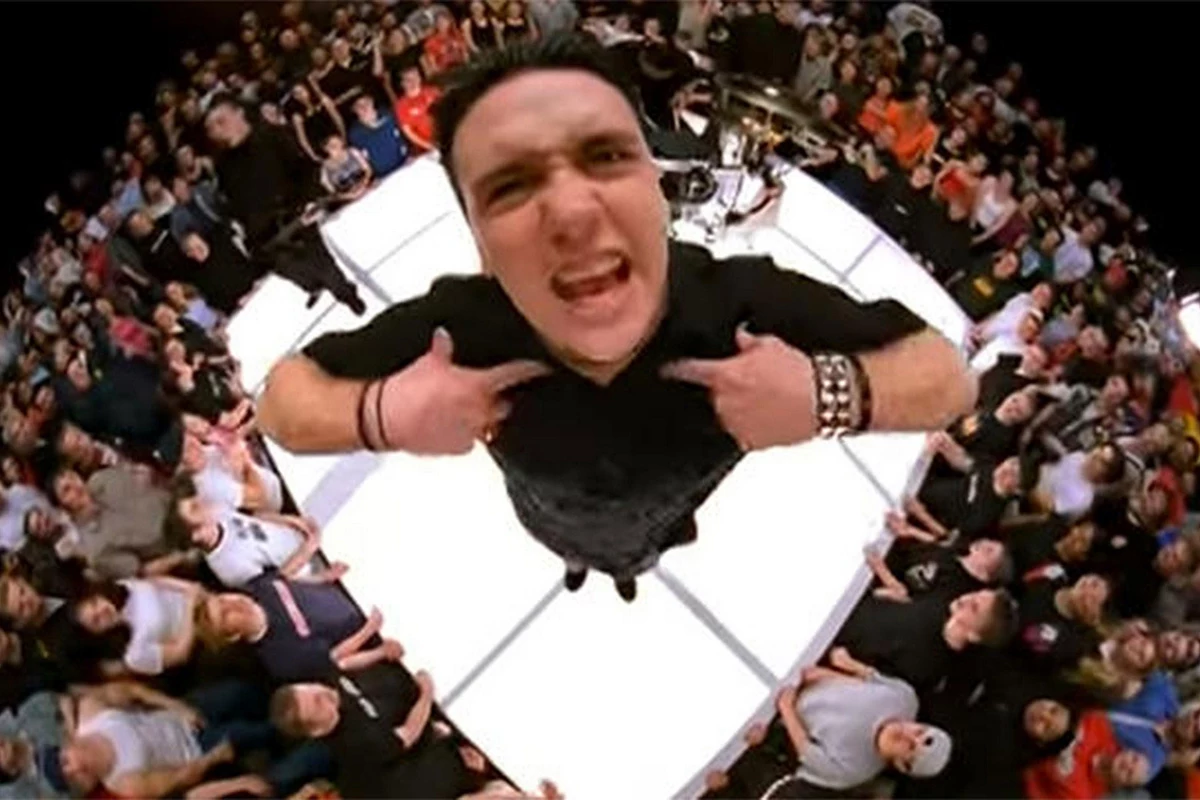 Кадр из официального клипа Papa Roach - Last Resort. Источник: YouTube channel Papa Roach