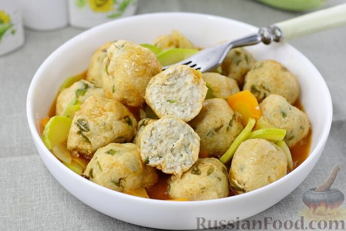 кабачки, фарш куриный, лук репчатый, морковь, томатная паста, мука, хлеб белый, масло растительное, зелень петрушки, сахар, соль