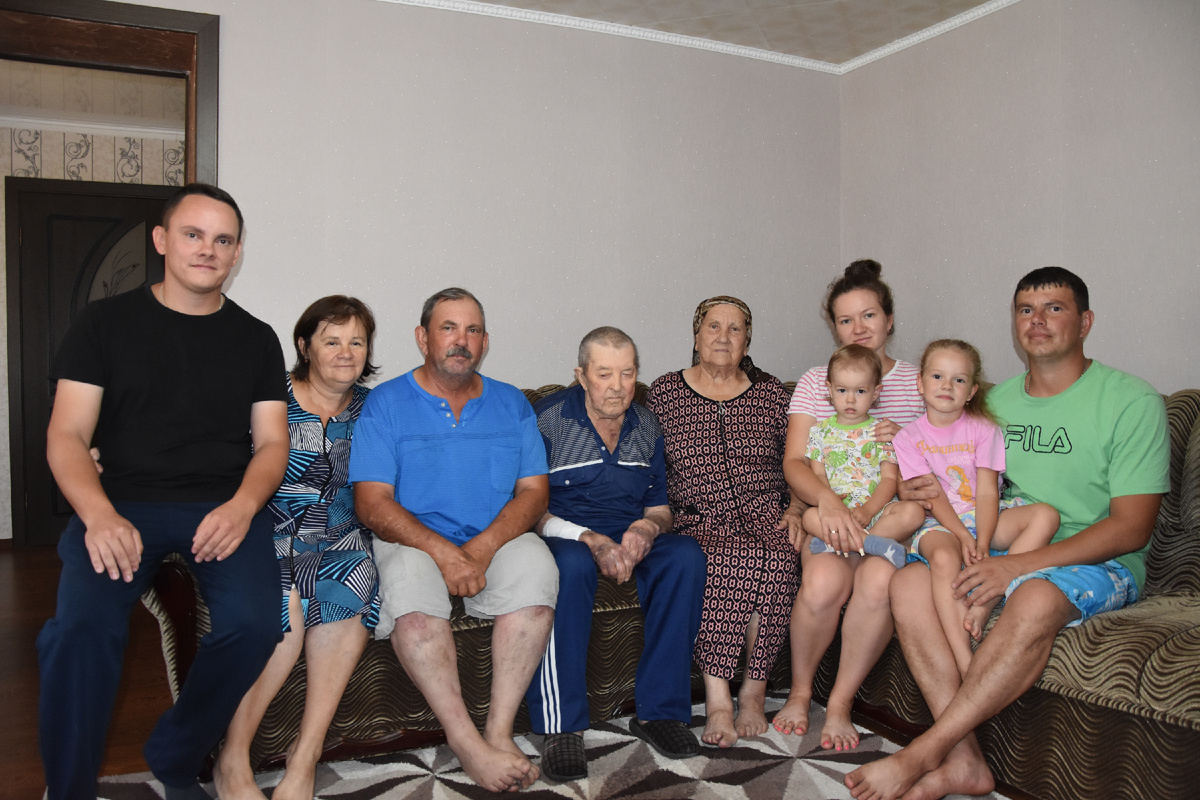 Семья Батьяновых практически в полном составе: сын, два внука, невестки и две правнучки. /ФОТО А.ЦЫНДРИНА