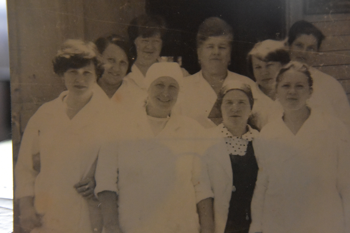 Кугультинский ветучасток. Раиса Яковлевна (вторая слева) в кругу коллег. /АРХИВ БАТЬЯНОВЫХ