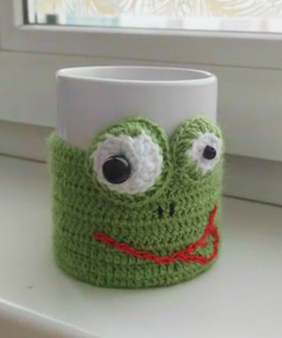 Одна из моих вязаных работ. Забавный чехол на кружку, сзади застёжка на пуговке.
