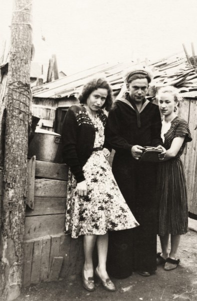 Валя и Римма Петровы и Николай Хохлов