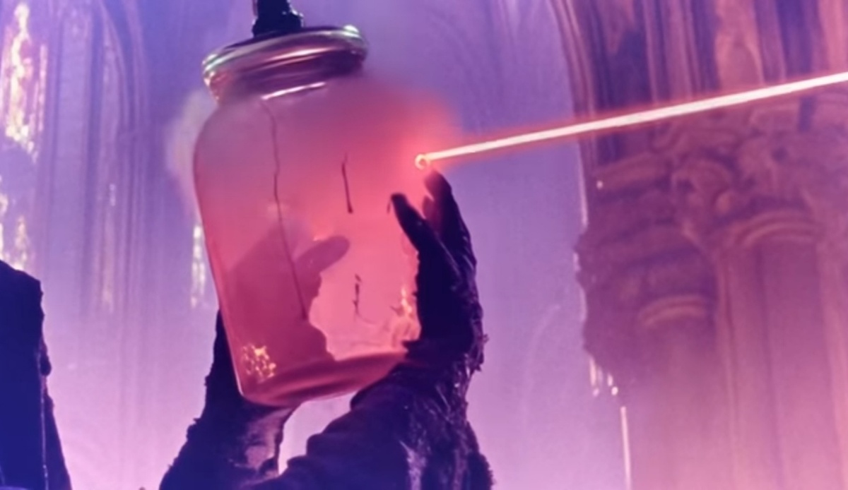 Фрагмент таинственного ритуала с трëхлитровой банкой