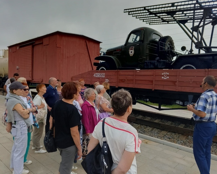     Участники проекта «Курское долголетие» посетили памятные места боевой славы