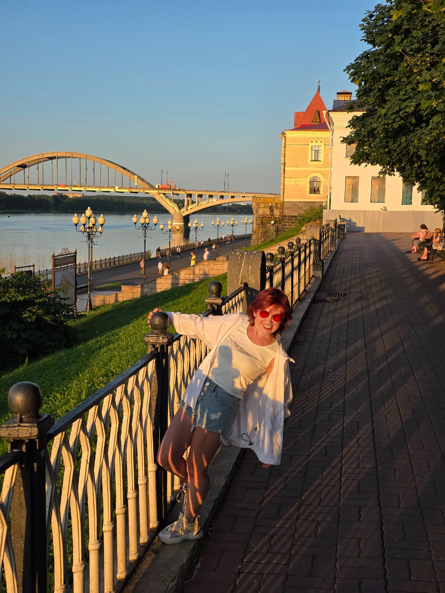 Часть набережной на закате