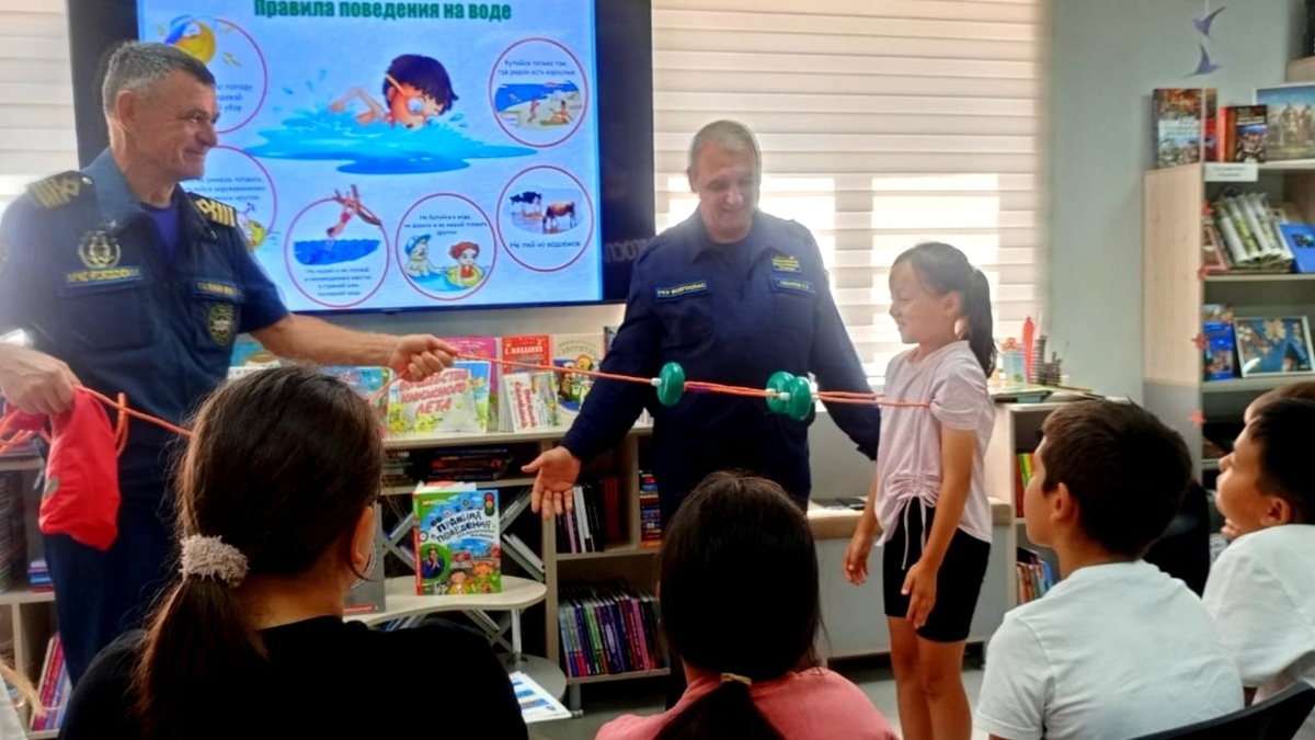 Спасатели ГКУ «Волгоспас» провели профилактическое мероприятие с ребятами Харабалинского района