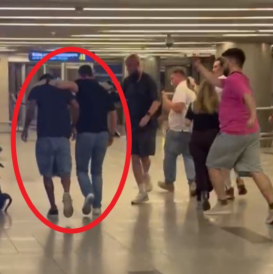 Футболист "Спартака" убегает от журналистов в аэрпорту