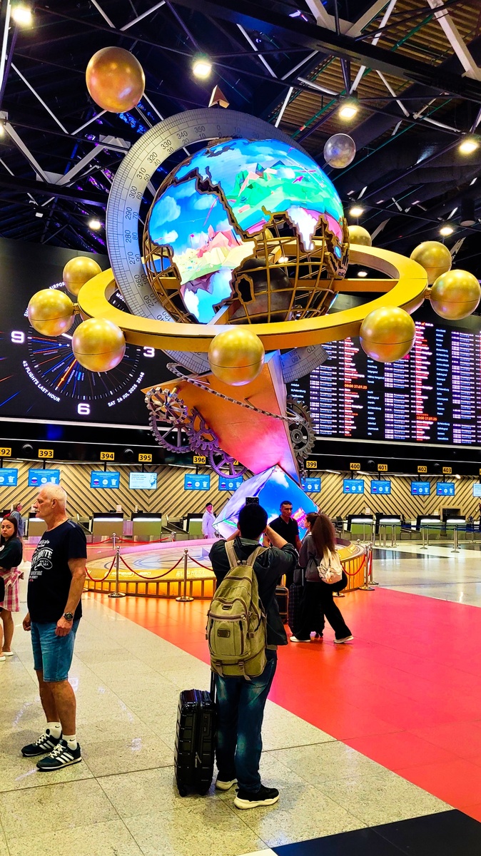 Скульптура Земли в аэропорту Шереметьево 