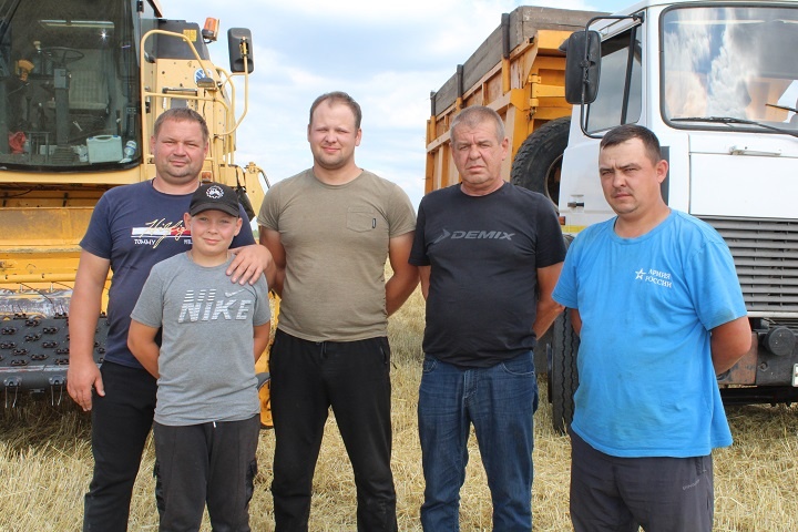 Фермеры Александр Козлов с сыном Даниилом, отец и сын Виктор и Андрей Козловы, водитель Павел Иванов.