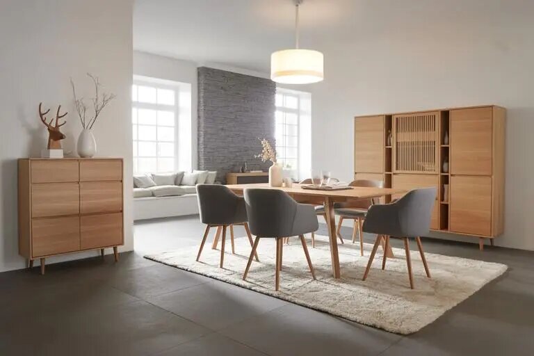 Стильная столовая с мебелью из натурального дерева: обеденный стол, стулья, шкаф и комод. Для защиты таких поверхностей мастера рекомендуют использовать масла, воски или лак, подбирая покрытие в зависимости от типа древесины и желаемого эффекта.