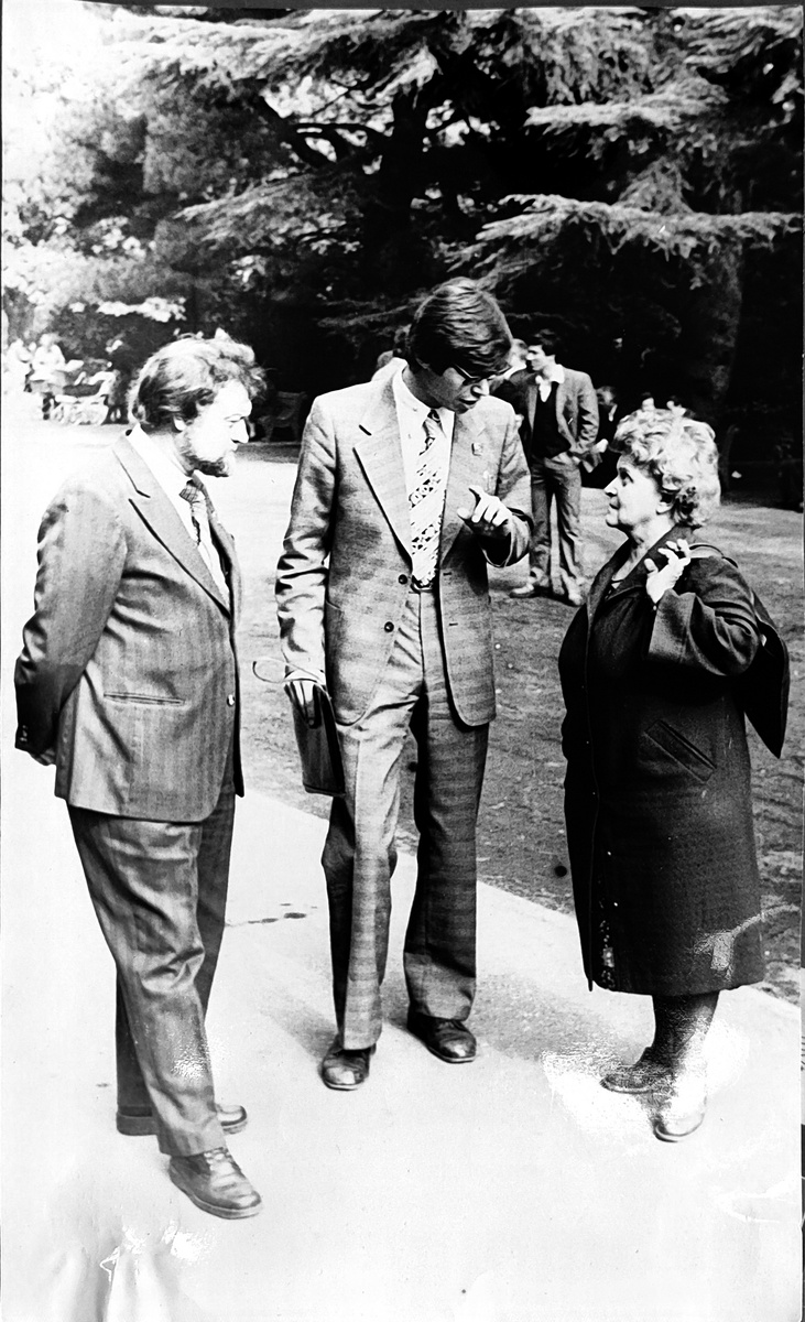 С.И. Набоко (Ин-т вулканологии, Петропавловск-Камчатский), В.А. Ерощев – Шак (ГИН, Москва), А.Д. Коробов (СГУ, Саратов) обсуждают услышанные доклады. Всесоюзная вулканологическая конференция, Тбилиси, 1980 год