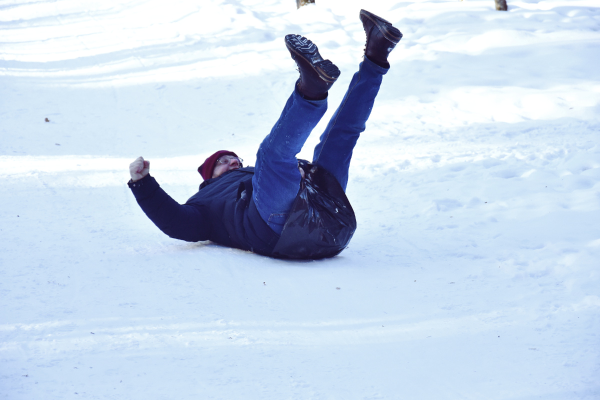 Летящий с горы на пакете Ромка