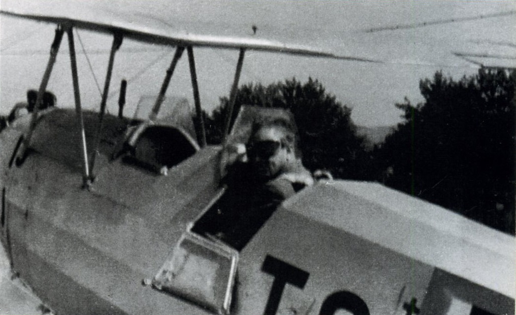 Карл Гейсбе в кабине учебного самолета Focke-Wulf Fw 44 Stieglitz, на котором два научных сотрудника профессора Зидентопфа участвовали в испытательных полетах. Снимок из коллекции Карла Гейсбе