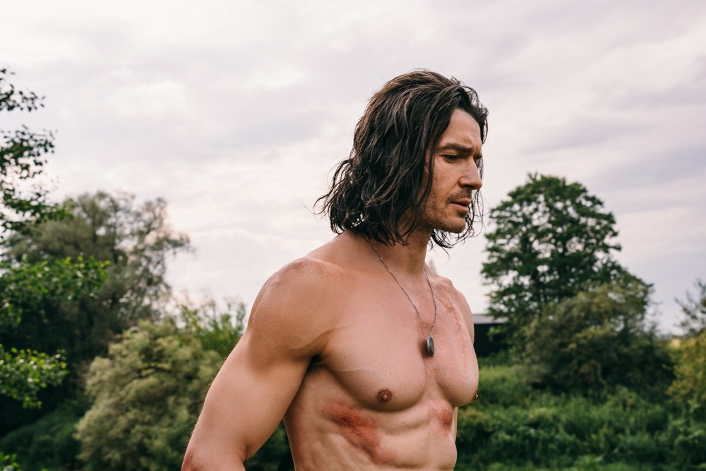    Актер Максим Матвеев на первых кадрах из сериала "Полдень" демонстрирует прекрасную физическую форму. / Компания "Медиаслово"