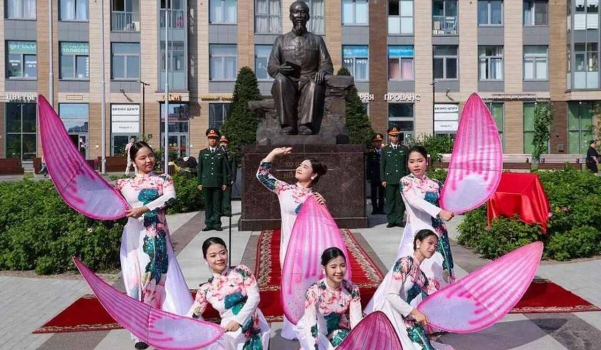     Церемония открытия площади. Источник: kp.ru Автор фото: Пресс-служба Смольного