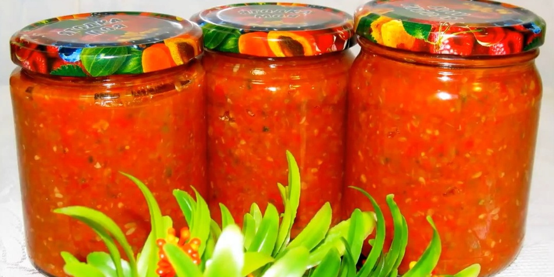 НЕобычная и вкусная аджика из кабачков. На хлебушек, к макаронам шикарно будет. Банка за раз, на ура.