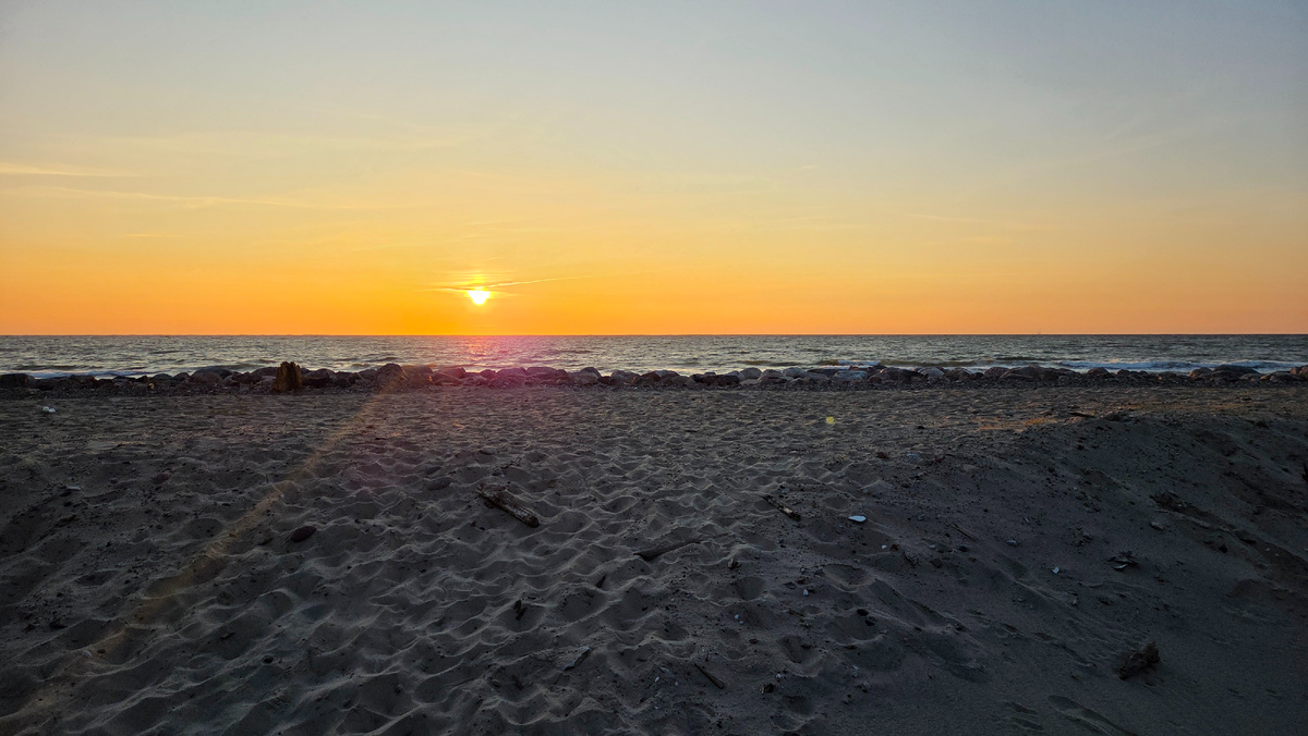 Закат на пляже в п. Лесной
