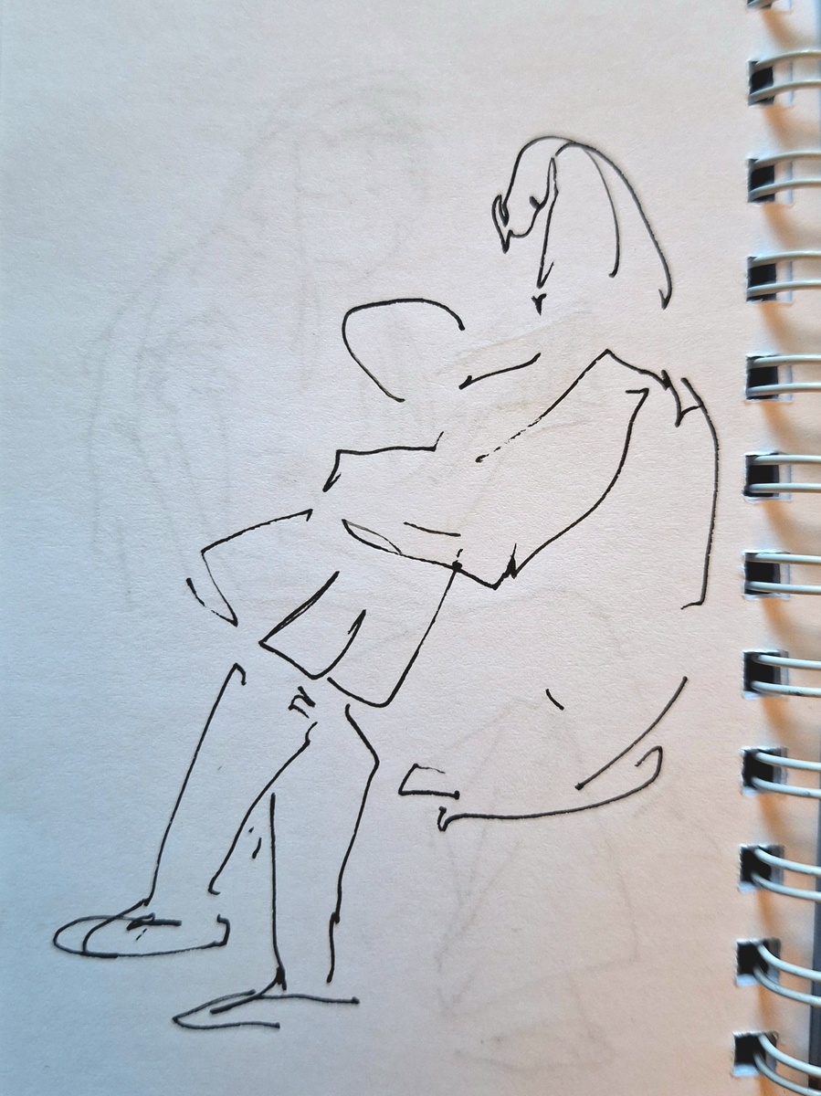 Женщина в метро с кучей пакетов