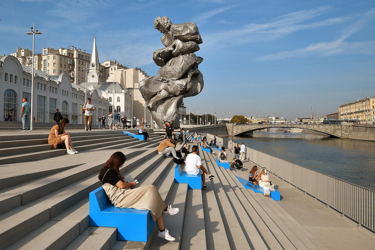    Скульптура швейцарского художника Урса Фишера «Большая глина №4»