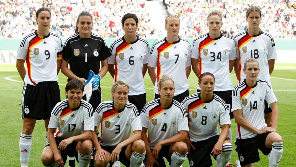    Сборная Германии в 2009 году. Инка Грингс под номером 8, Биргит Принц — номер 9.   AP 2024