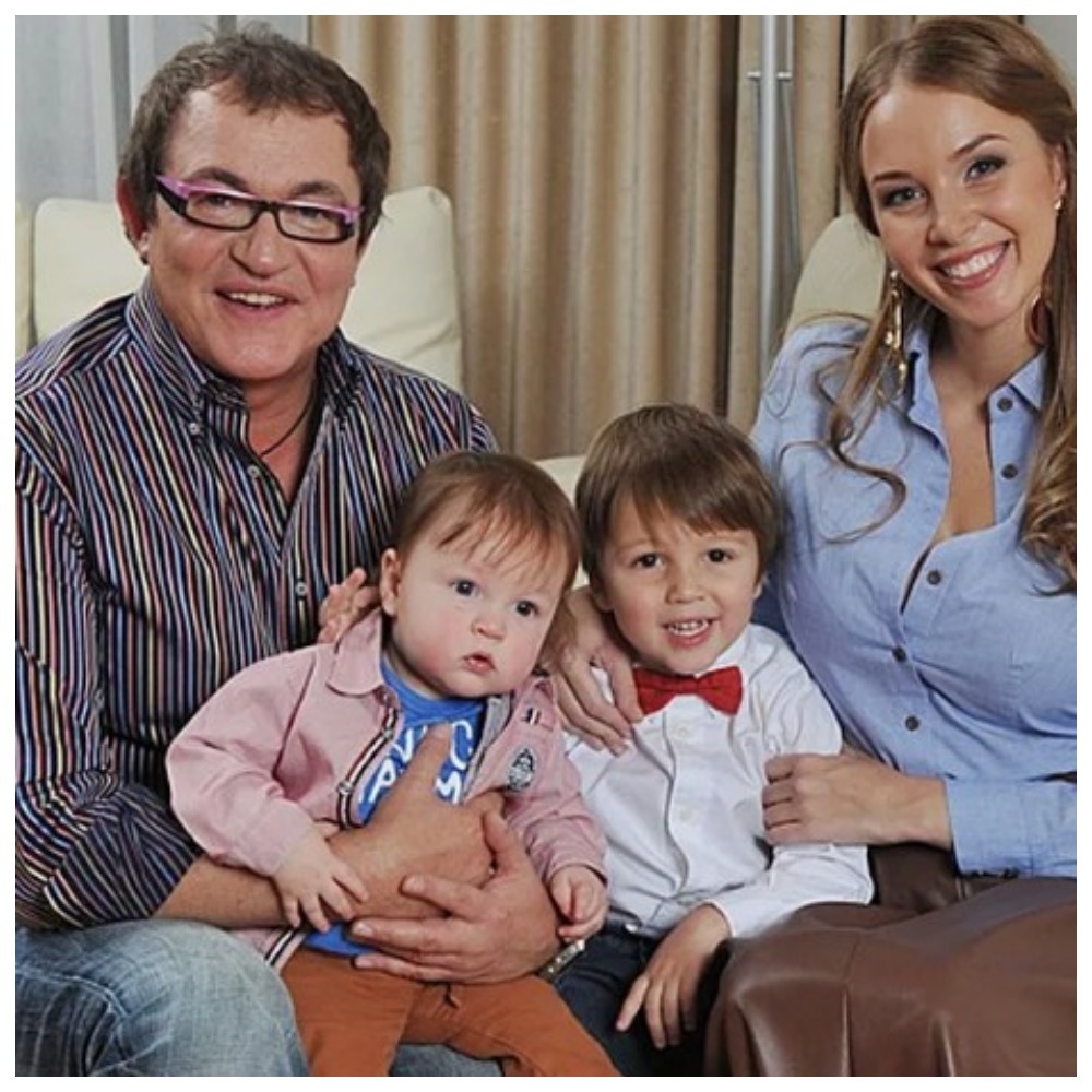 Стратегия Дмитрия, видимо, была верной - настругать дечонке троих детей и расслабиться, куда она денется? Но не сработало