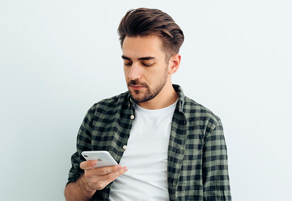 Кредитки банков и МФО: в чем их сходство и различие. Вадим оформил кредитку в банке