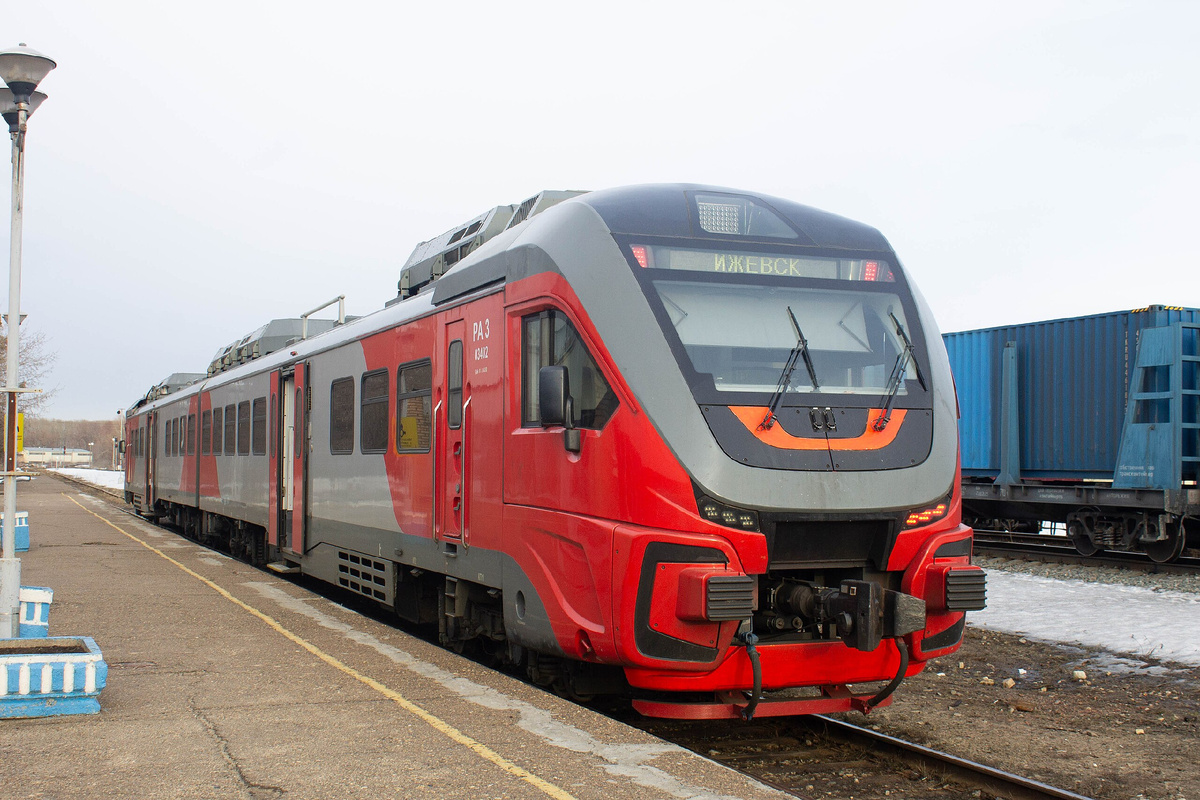 © LazyNCH / Wikimedia Commons / public domain (Пригородный поезд Нижнекамск – Ижевск на ст. Нижнекамск, 2025 г.)