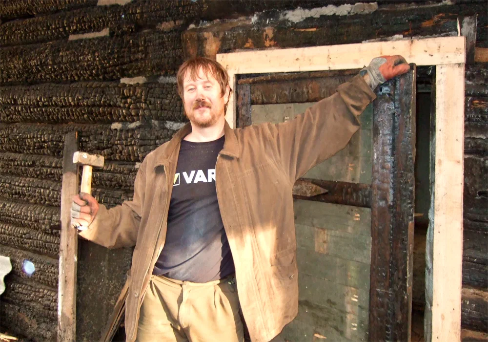 Впервые взял в руки молоток и починил дверь. Страшно горд