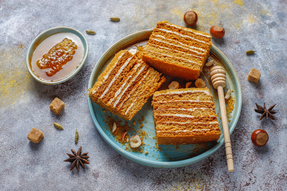 В любимом многими «Медовике» мед подвергается катастрофически высоким для него температурам